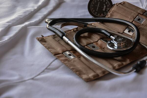 medycyna pracy i stetoskop